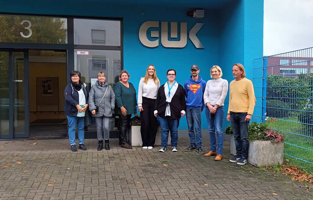 Gruppenbild der Teilnehmer*innen vor der Werkstatt